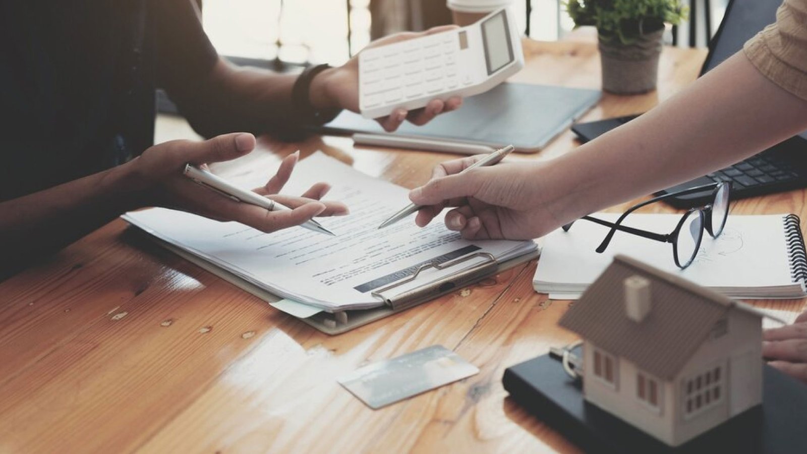 Smart-building technology highlighted in PTM’s PropTech 2025 report.