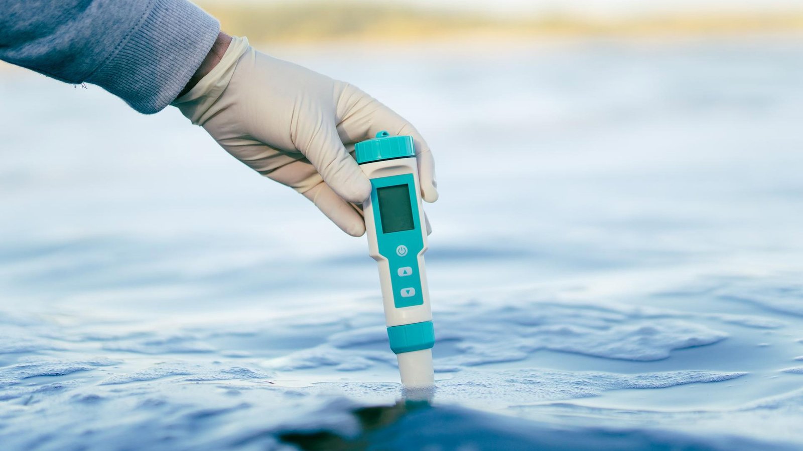 NUS researchers develop novel material for water quality monitoring device