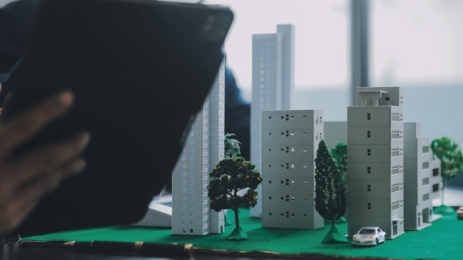 REMAX urban property visualization using digital and physical tools.