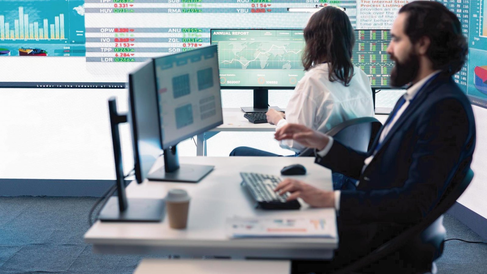 Federated Wireless experts monitor wireless network performance and federal spectrum activity.