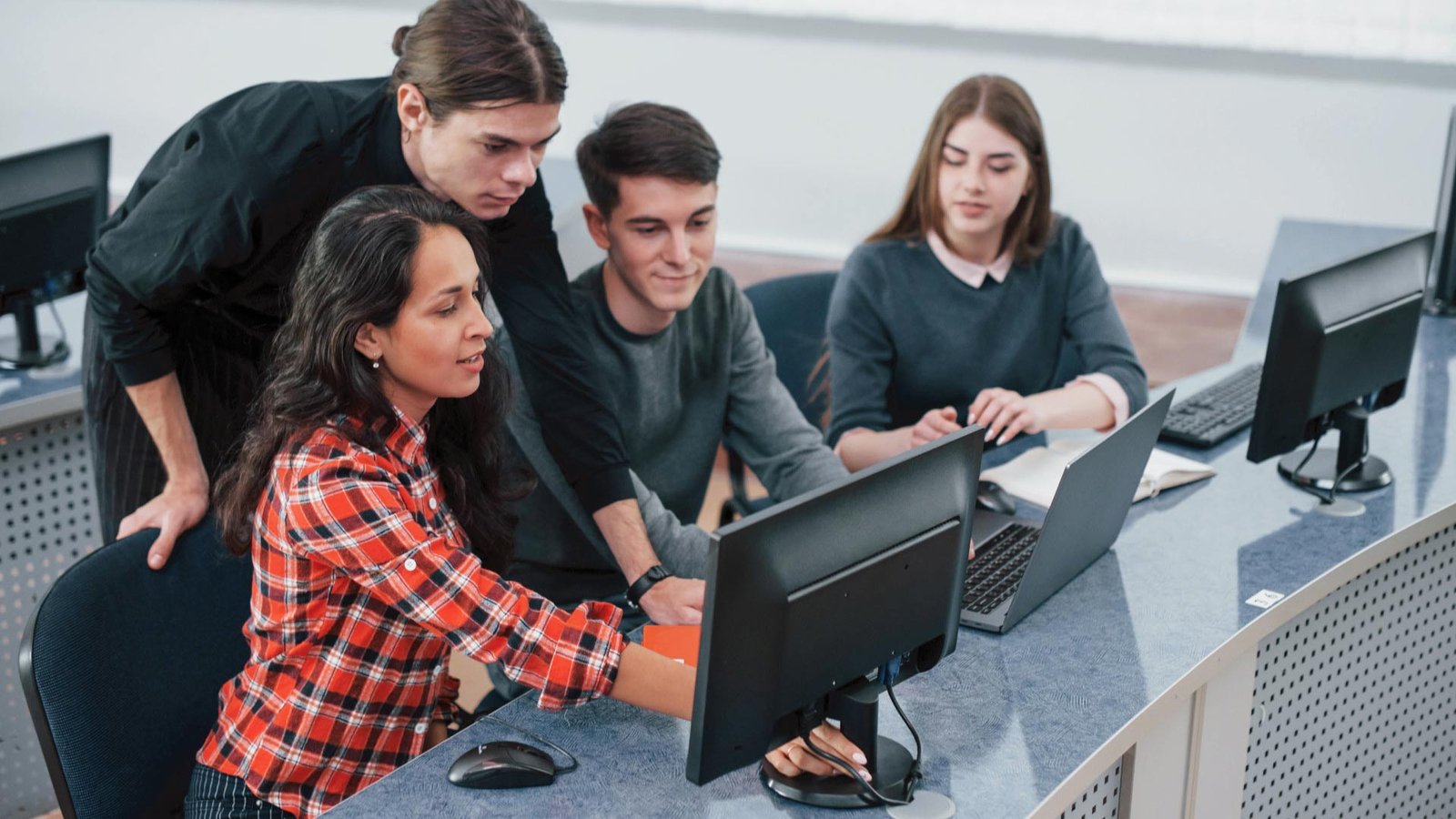 Go!Foton employees working together on innovative connectivity technology.