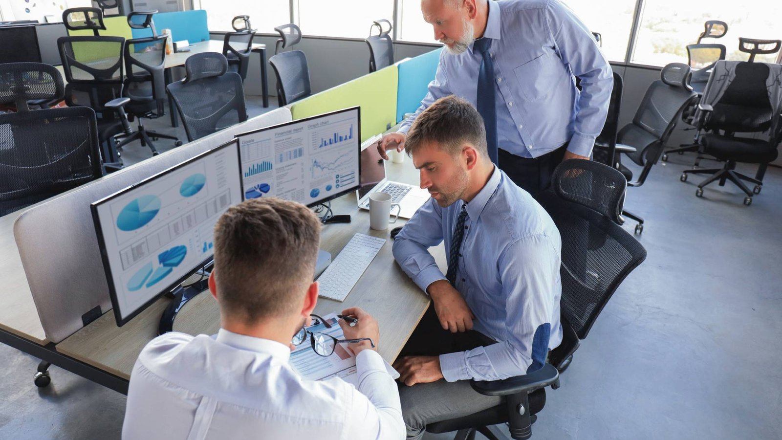 Omni Fiber team analyzing business analytics and 5G service performance data.