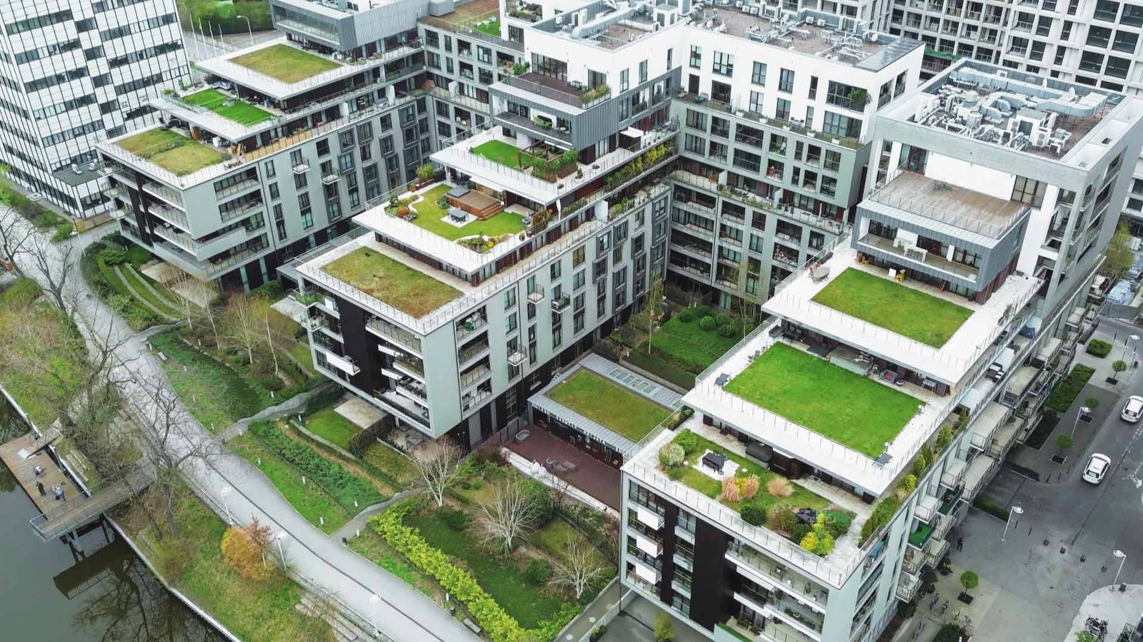 Eco-friendly CRYSTAL BRIGHT™ sand infill supports sustainable rooftop turf design.