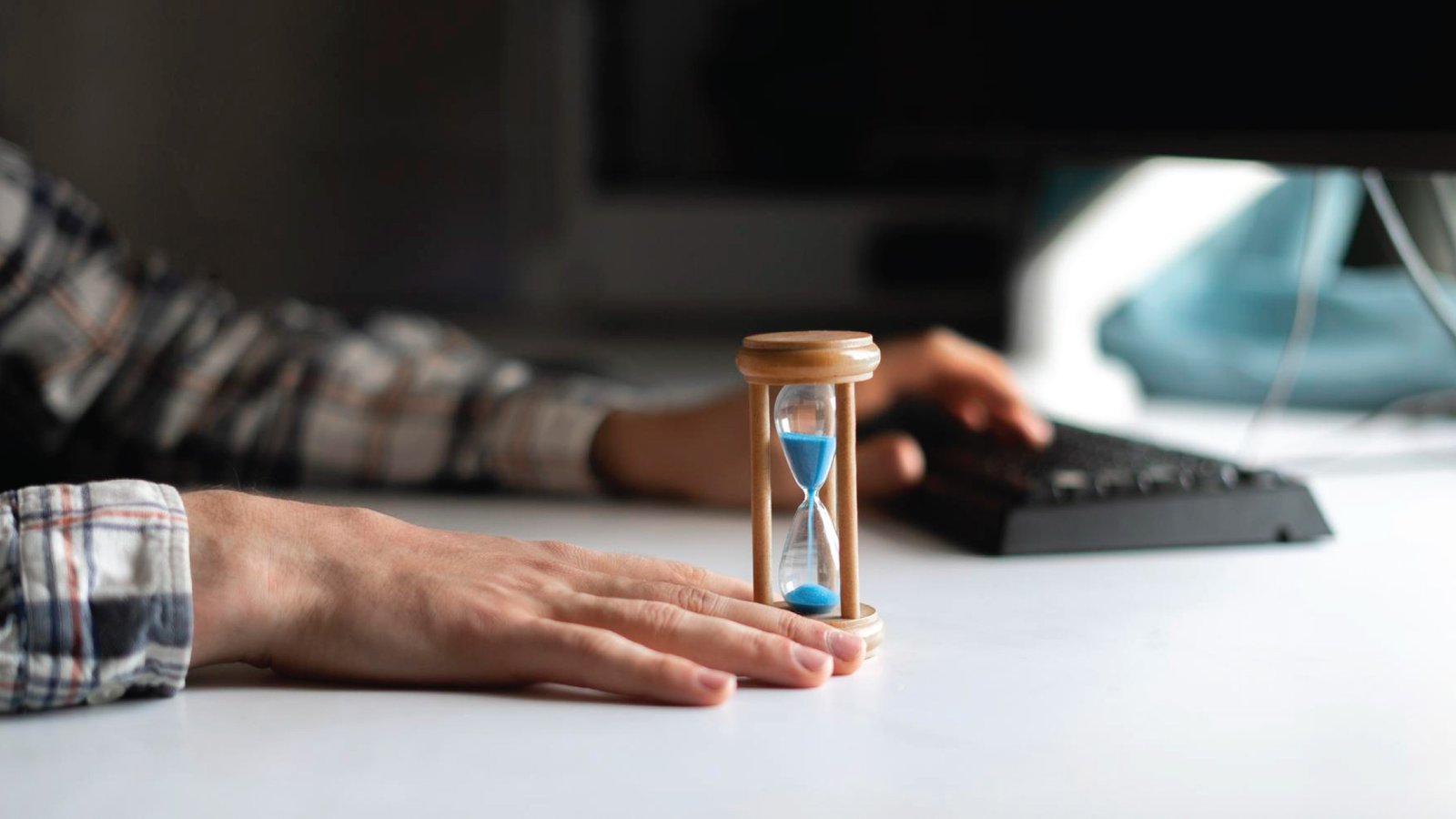 Engineer configuring a hybrid DAS system on a computer.